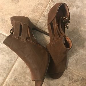 Barely worn size 11 shoes